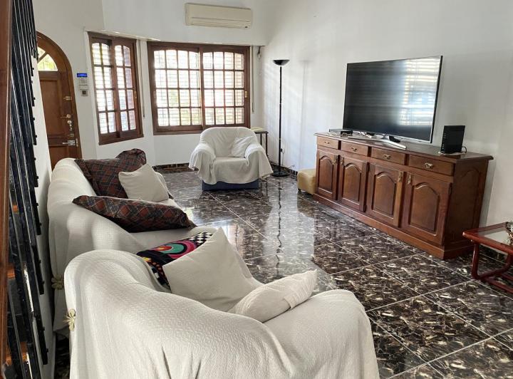 Casa 5 ambientes con patio, terraza y cochera - Acepta propiedad menor valor 2