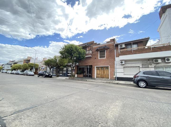 Casa 5 ambientes con patio, terraza y cochera - Acepta propiedad menor valor 1
