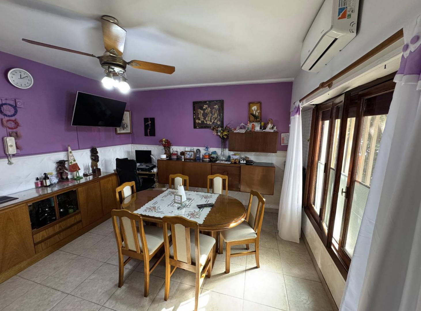 Casa en lote propio de 4 ambientes con garage, patio y quincho con parrilla