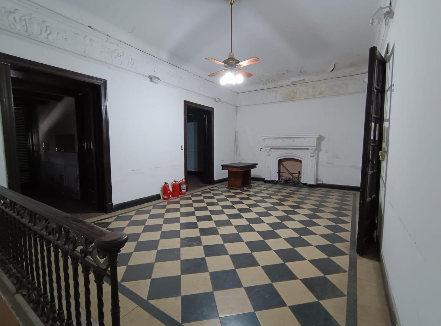 Foto de Ph antiguo en primer piso con entrada independiente y mucho espacio, imagen 1