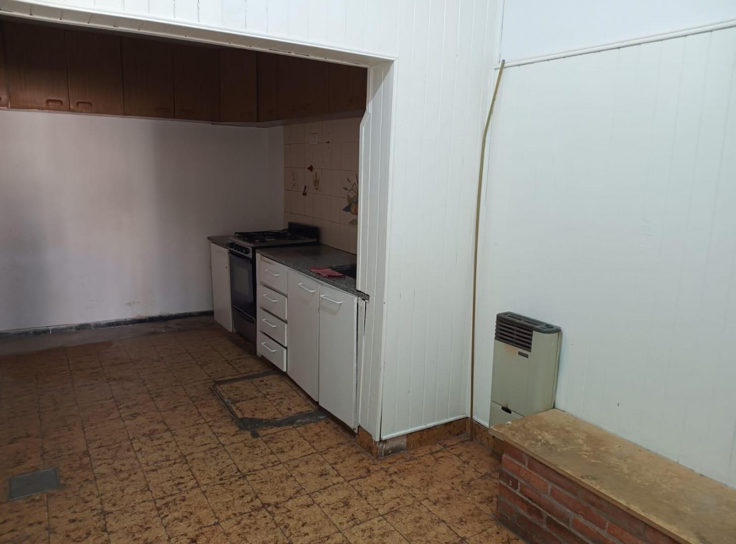Foto de Casa a refaccionar con patio y terraza. Lote propio, imagen 2