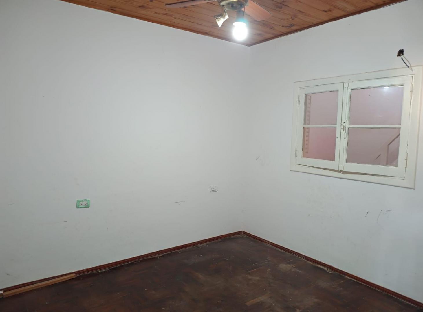 Foto de Casa a refaccionar con patio y terraza. Lote propio, imagen 4
