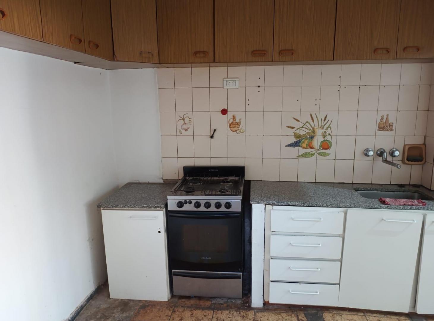 Foto de Casa a refaccionar con patio y terraza. Lote propio, imagen 3