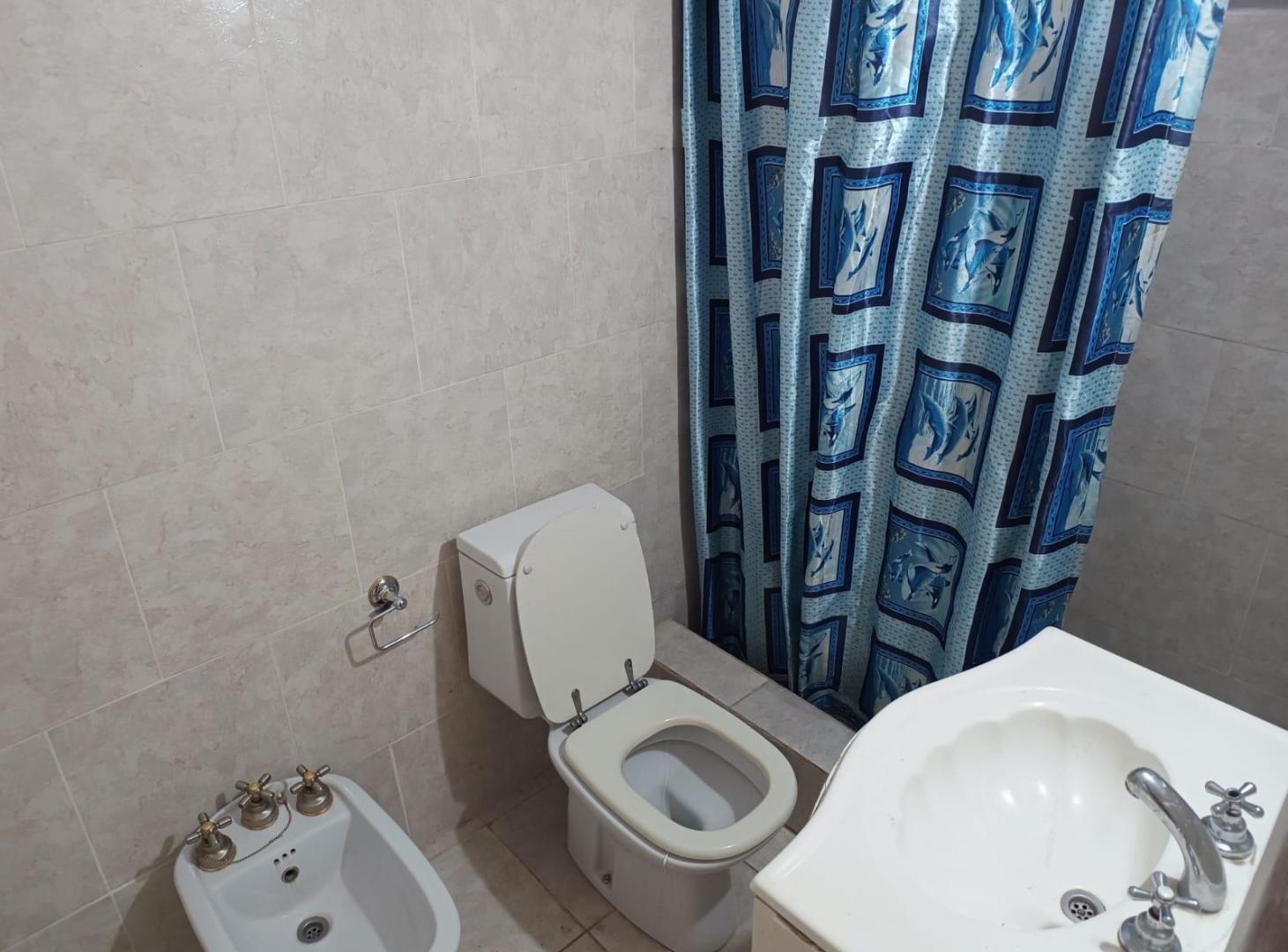 Foto de Casa a refaccionar con patio y terraza. Lote propio, imagen 5
