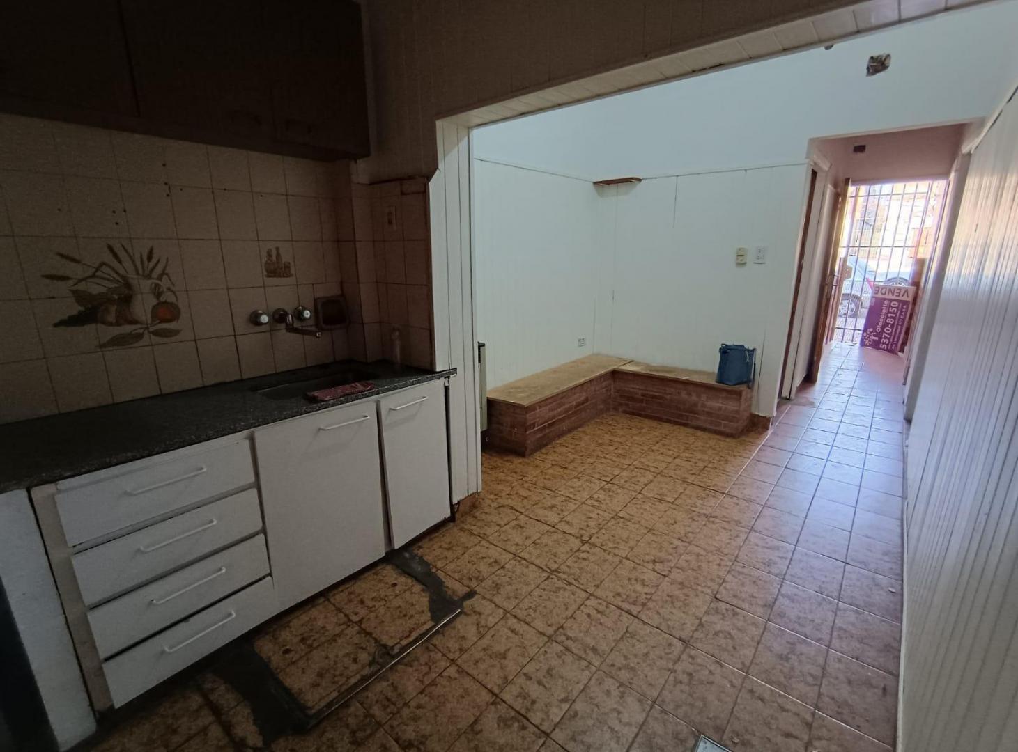 Foto de Casa a refaccionar con patio y terraza. Lote propio, imagen 1