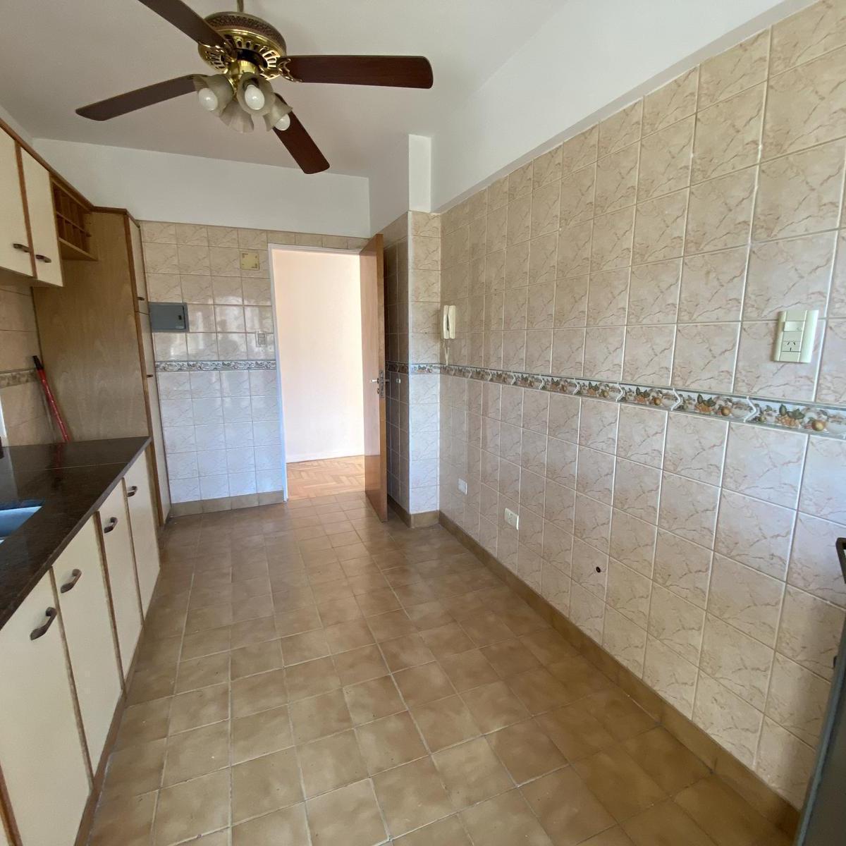 Venta - Oportunidad! Depto. 4 Amb C/balcón y Cochera 2