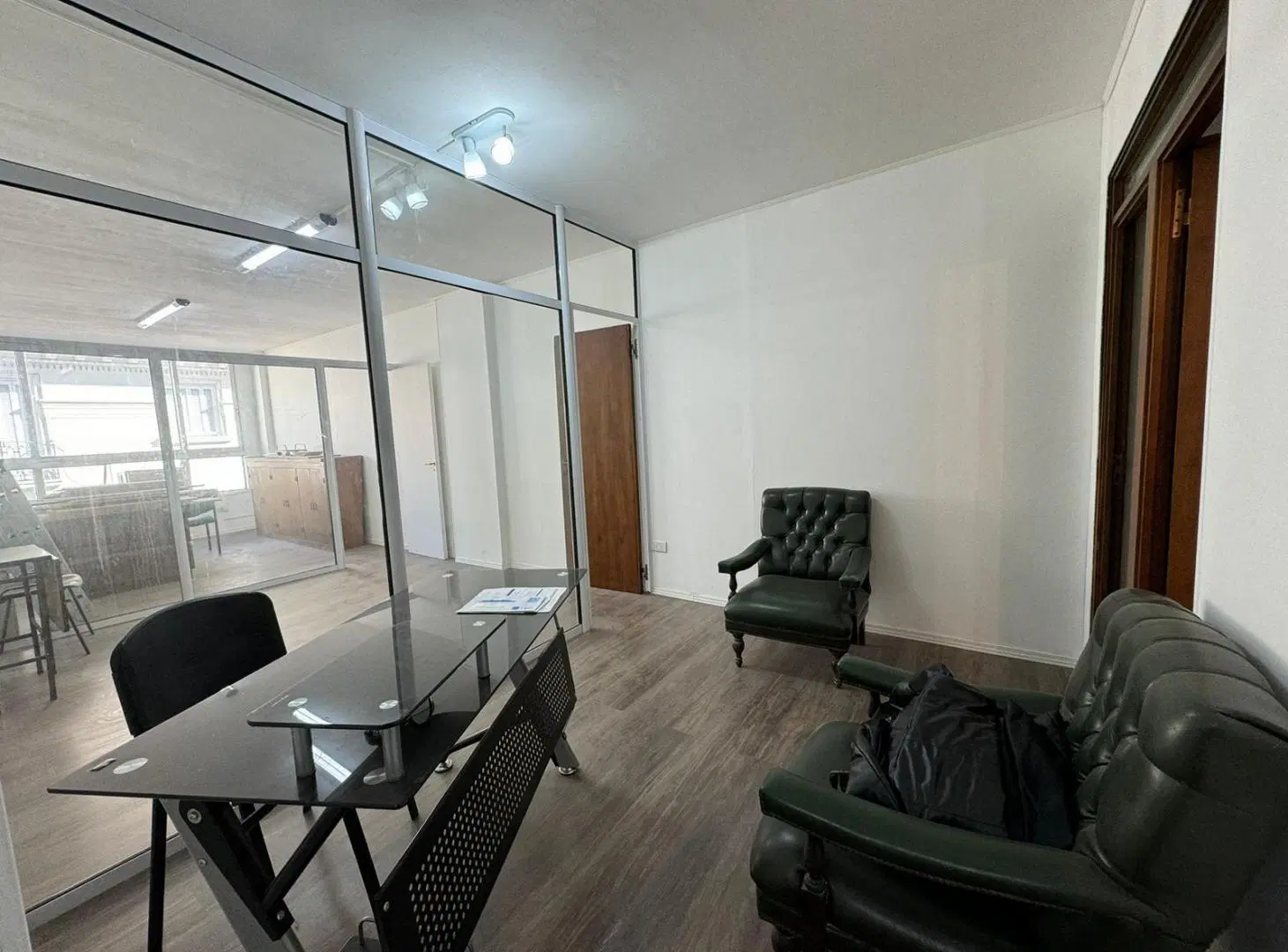 Venta. Oficina. Monoambiente dividido. 2 despachos. Recepción. Tribunales. 5