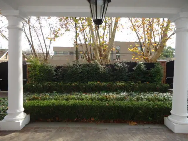 Venta con Renta  Imponente Casa en Lomas de San Isidro 10 ambientes 2