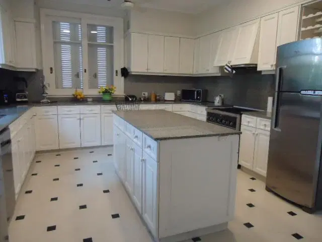 Venta con Renta  Imponente Casa en Lomas de San Isidro 10 ambientes 4