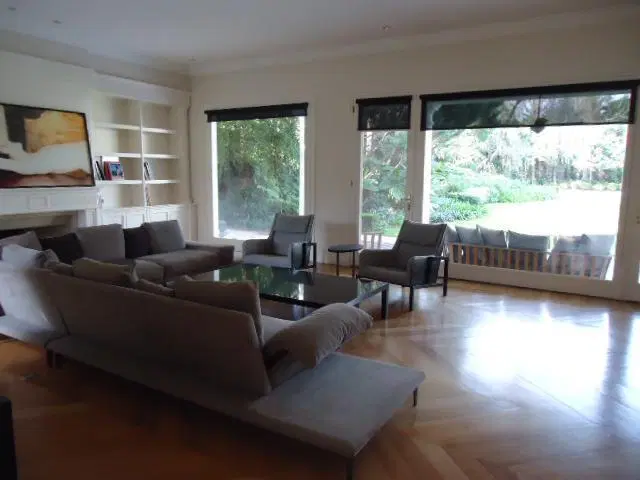 Venta con Renta  Imponente Casa en Lomas de San Isidro 10 ambientes 5