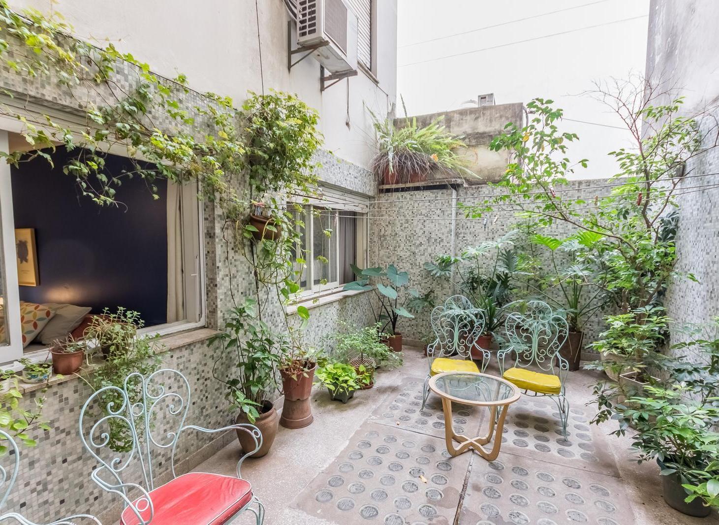 PISO EN CABALLITO CON MUCHO POTENCIAL. SUPER LUMINOSO CON PATIO, BALCONES Y COCHERA