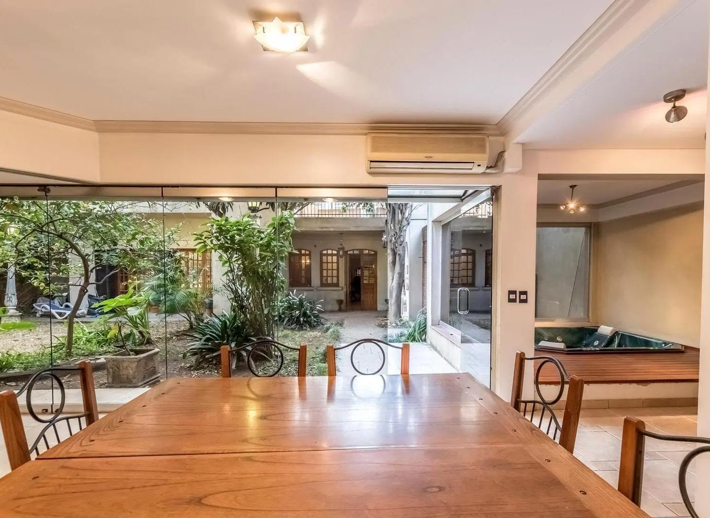 Casa en venta en Villa Urquiza Jardin Garage Quincho Yacuzzi 2