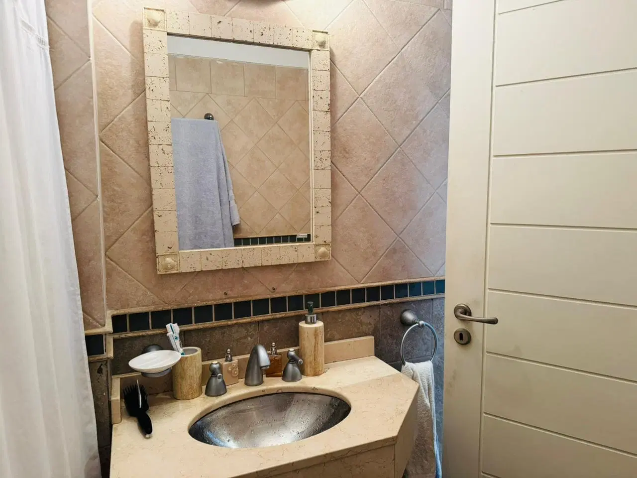 Departamento dos ambientes, quinto piso al frente, amoblado, con cochera. 3