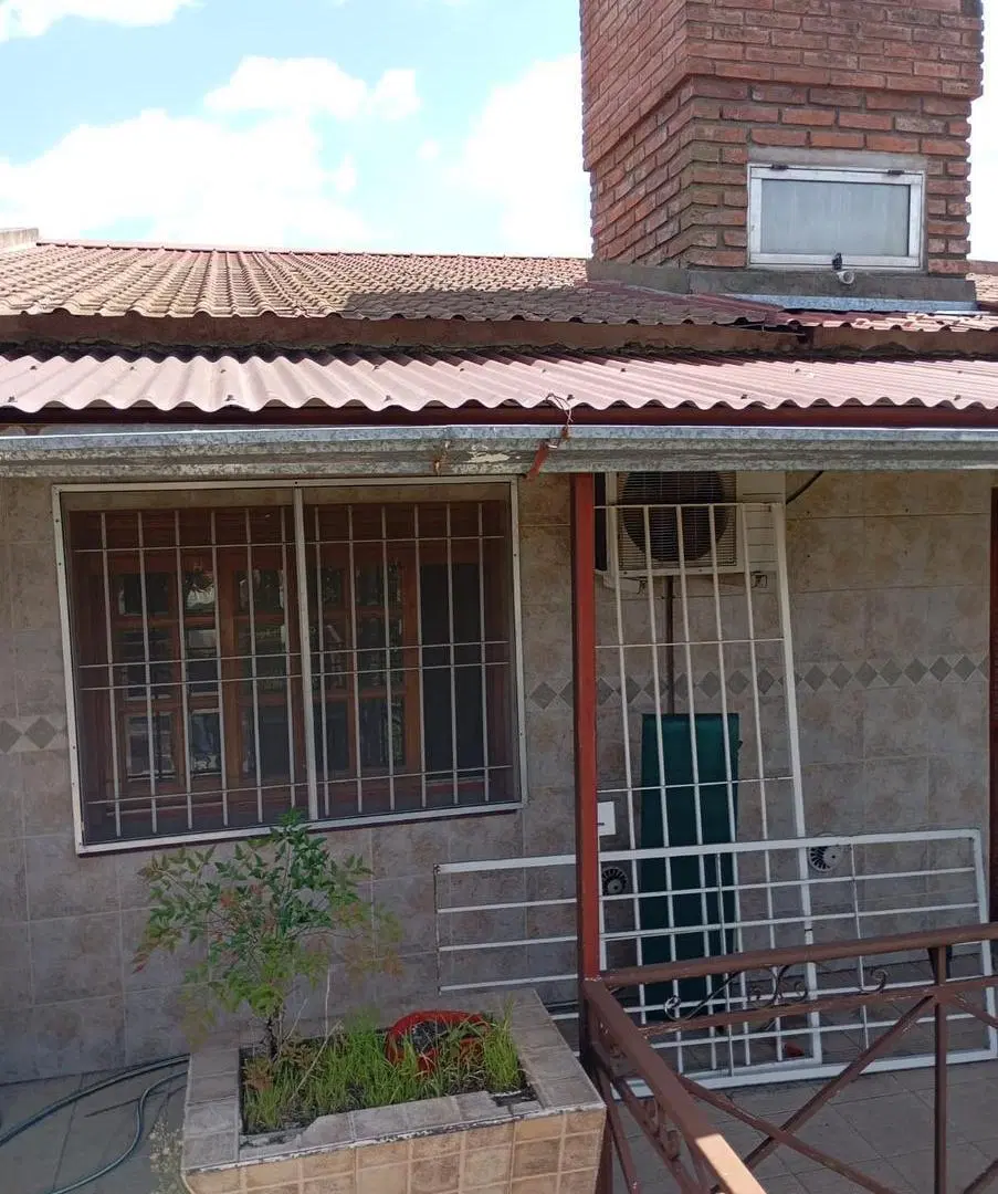 Casa de 5 ambientes a la venta en Rafael Calzada 1