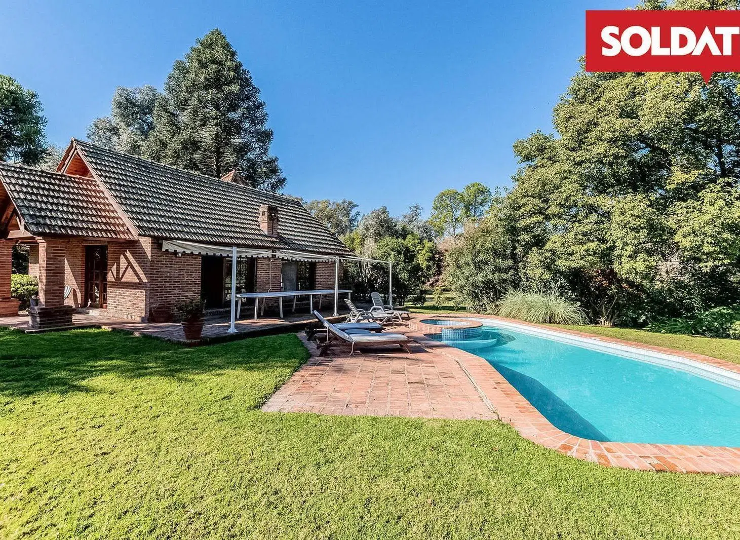 Casa en Venta de 4 ambientes con depemdencia y Quincho cerrado aparte con vista ala pileta 2