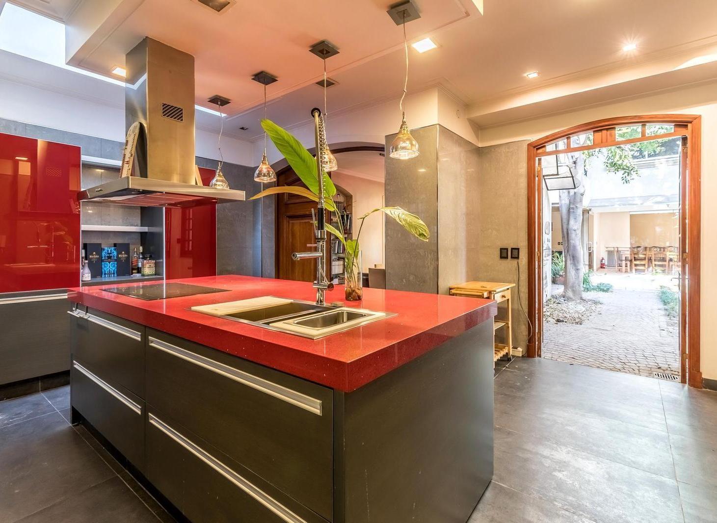 Foto de Casa en venta en Belgrano Jardin Garage Quincho Yacuzzi, imagen 2