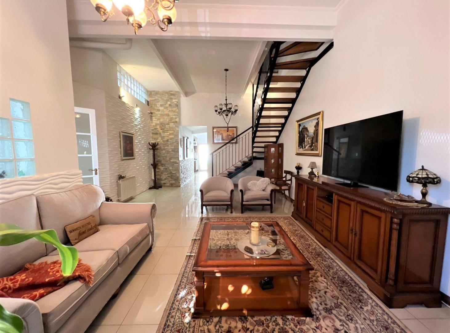 Foto de Venta. Casa. 5 ambientes. 2 cocheras. Suite. 4 baños. Quincho. Pileta, imagen 2