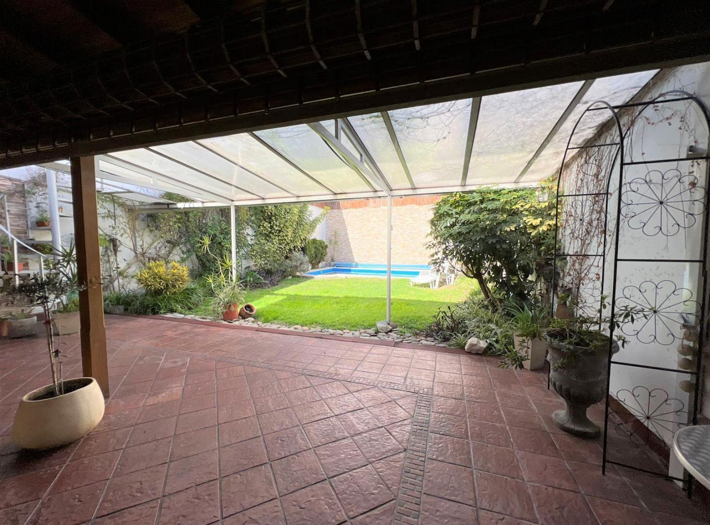 Foto de Venta. Casa. 5 ambientes. 2 cocheras. Suite. 4 baños. Quincho. Pileta, imagen 1