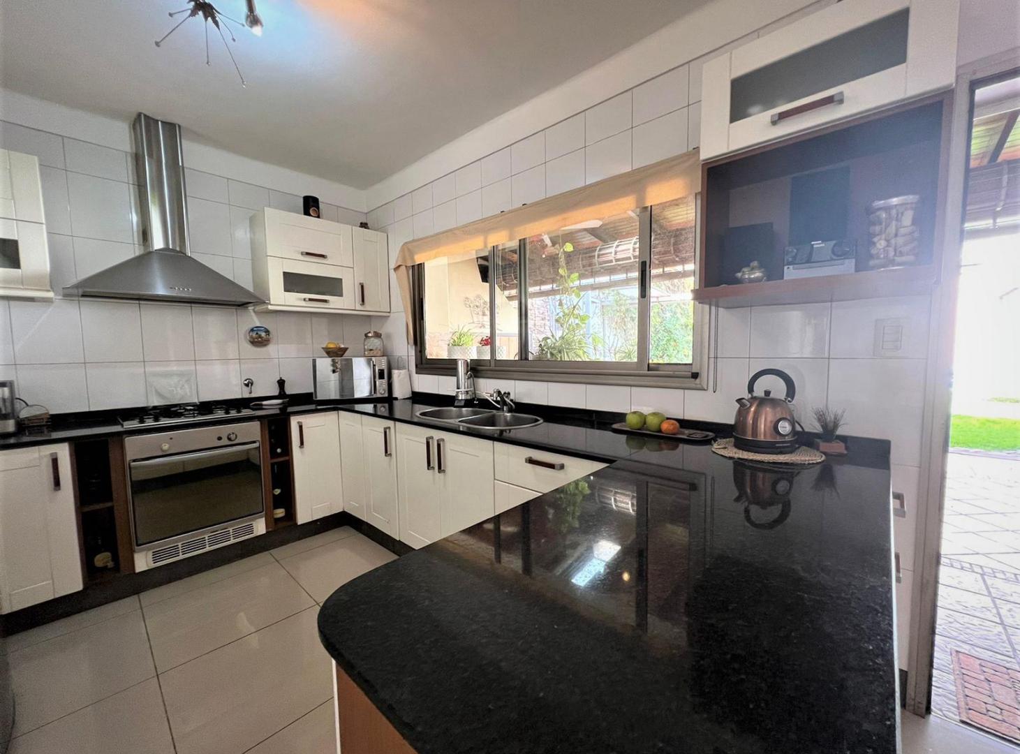 Foto de Venta. Casa. 5 ambientes. 2 cocheras. Suite. 4 baños. Quincho. Pileta, imagen 5