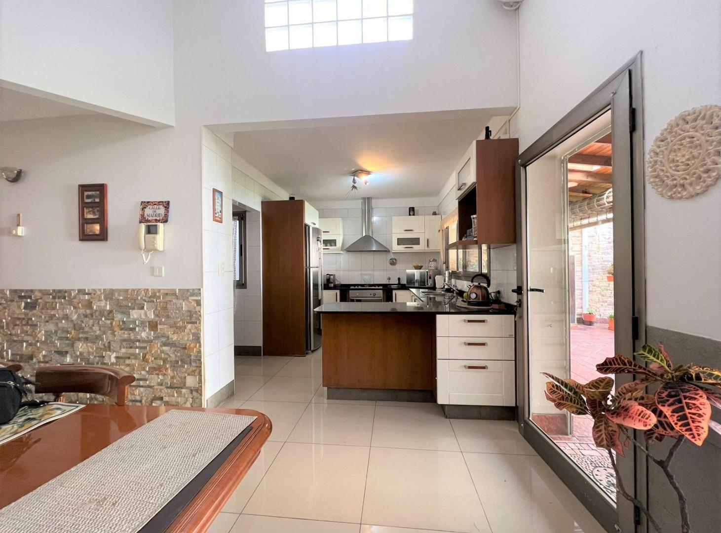 Foto de Venta. Casa. 5 ambientes. 2 cocheras. Suite. 4 baños. Quincho. Pileta, imagen 4