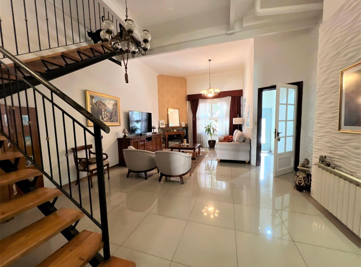 Foto de Venta. Casa. 5 ambientes. 2 cocheras. Suite. 4 baños. Quincho. Pileta, imagen 3