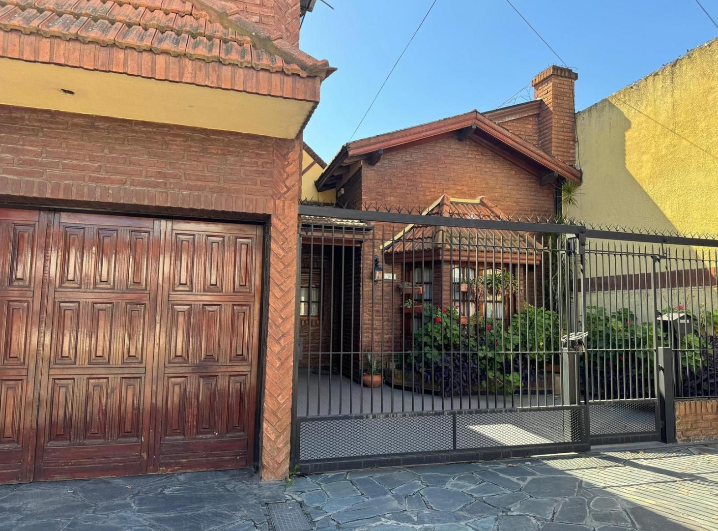 Foto de Venta. Casa. 4 ambientes. Cochera. Consultorio. Parque. Cochera. Don, imagen 3
