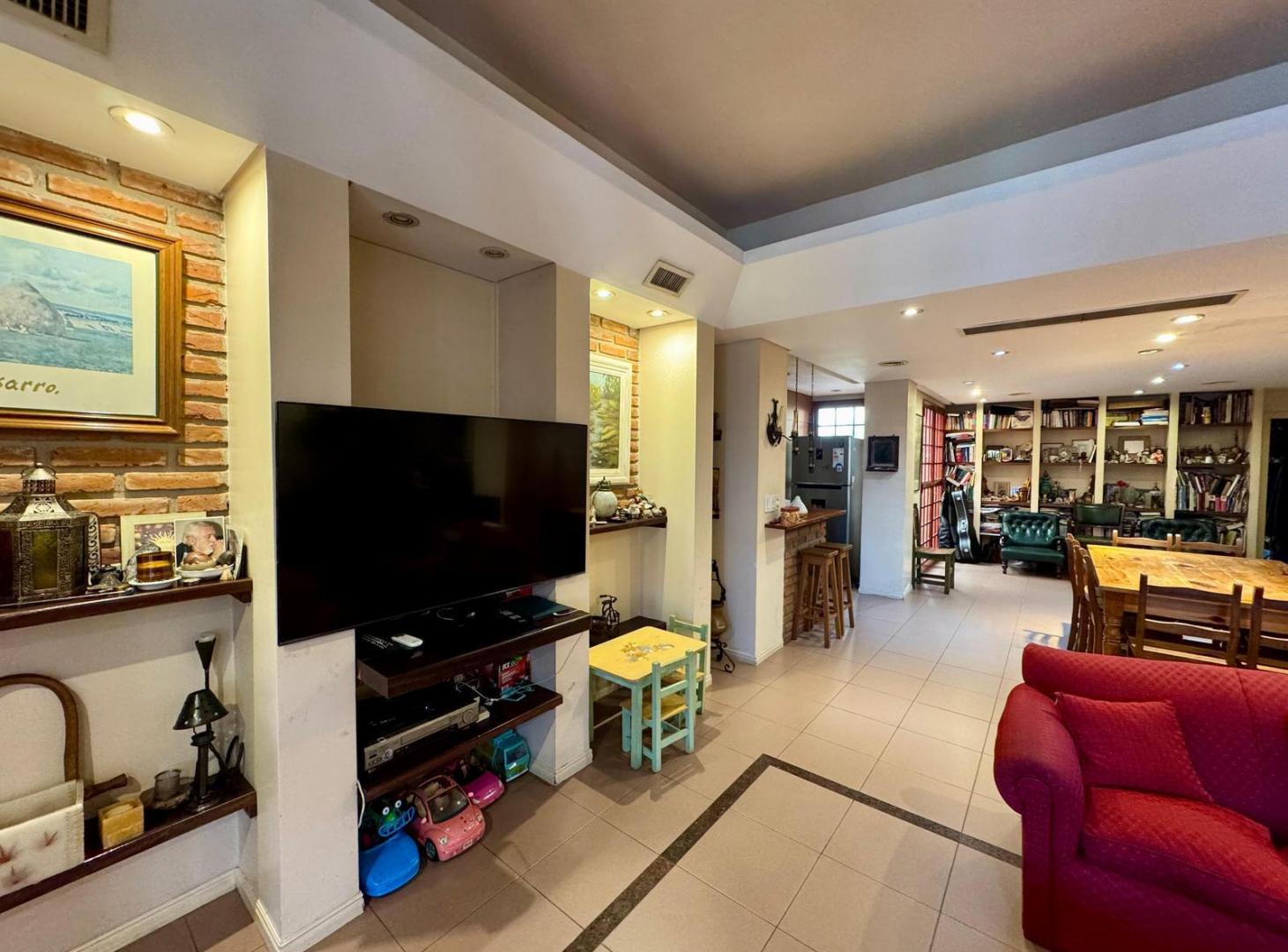 Foto de Venta. Casa. Lote propio. 11 ambientes. 5 baños. Jardín. Villa Crespo., imagen 3