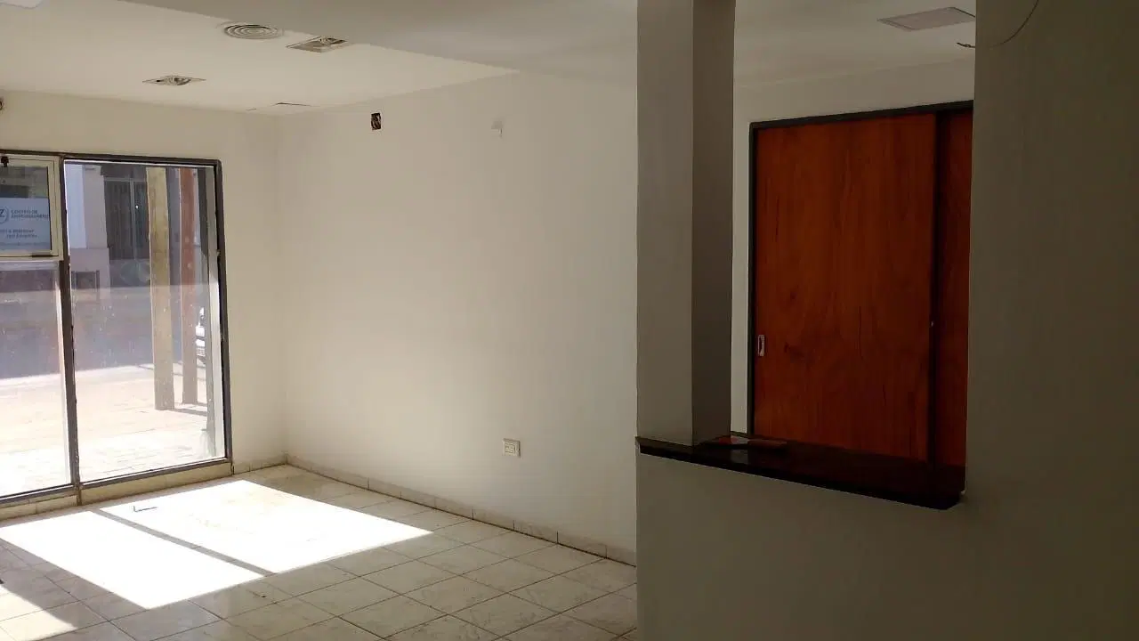 Local comercial 150m2 con Oficina y Patio! B° General Paz 3