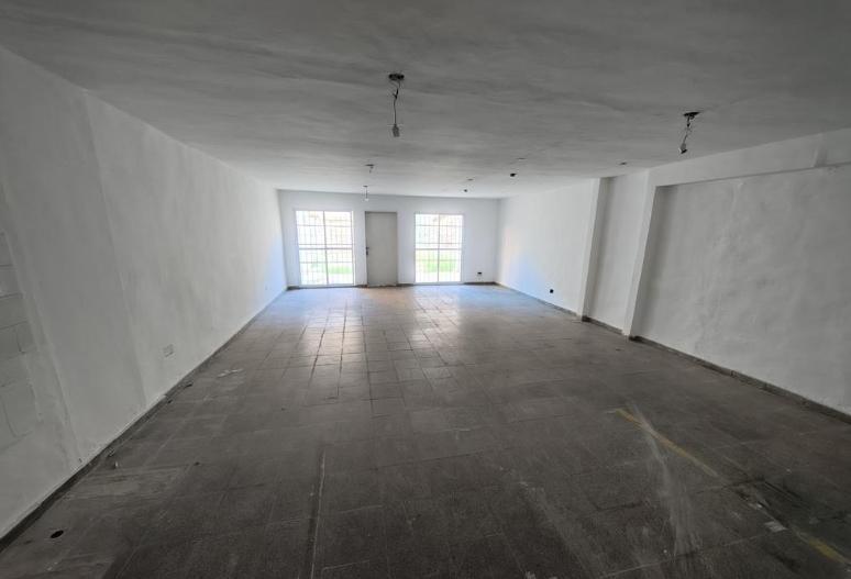 Foto de Local comercial 150m2 con Oficina y Patio! B° General Paz, imagen 2