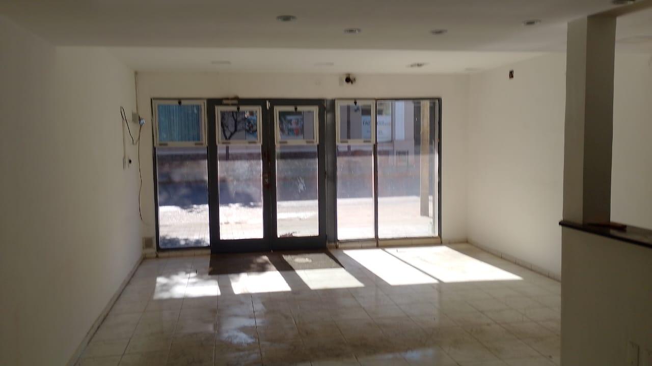 Foto de Local comercial 150m2 con Oficina y Patio! B° General Paz, imagen 5