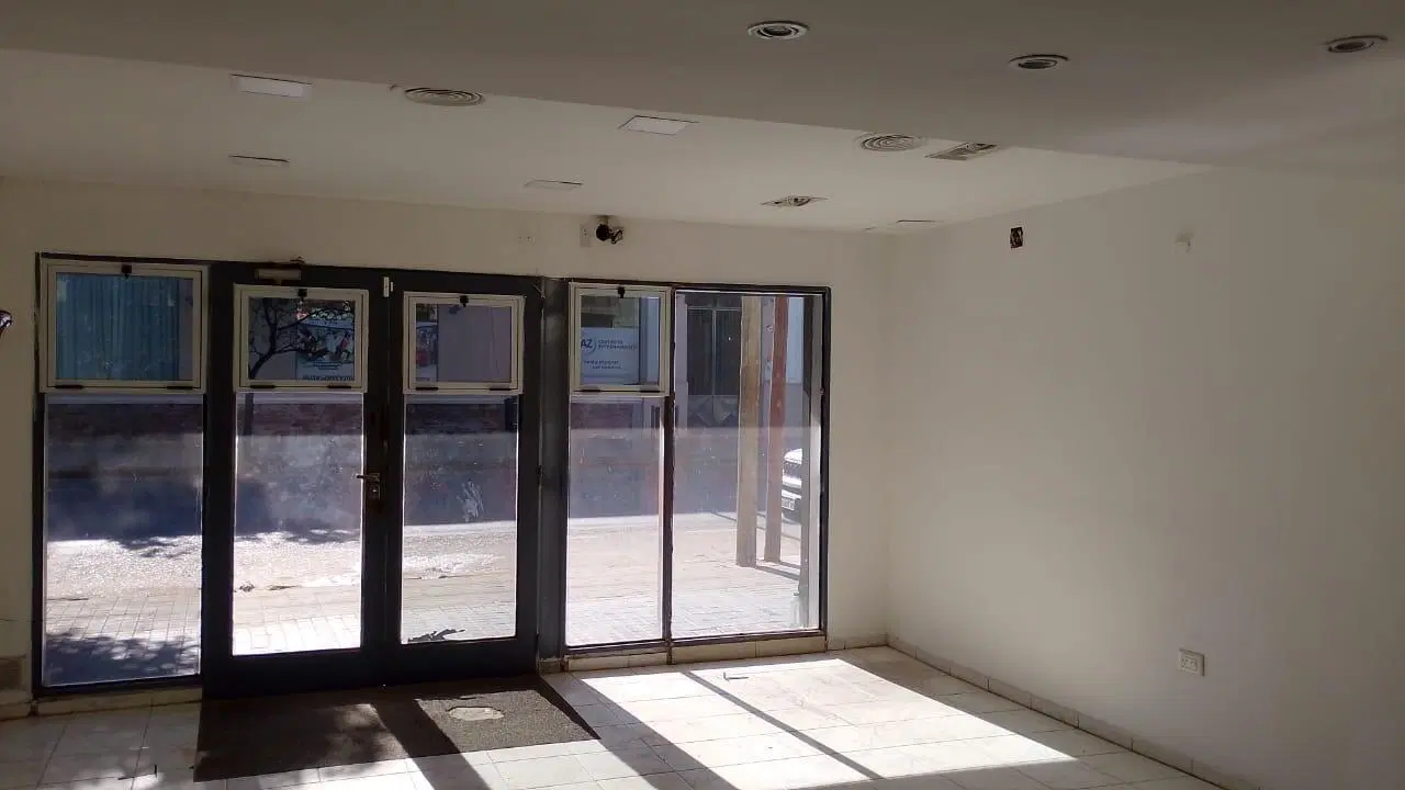 Local comercial 150m2  con Oficina y Patio! B° General Paz 4