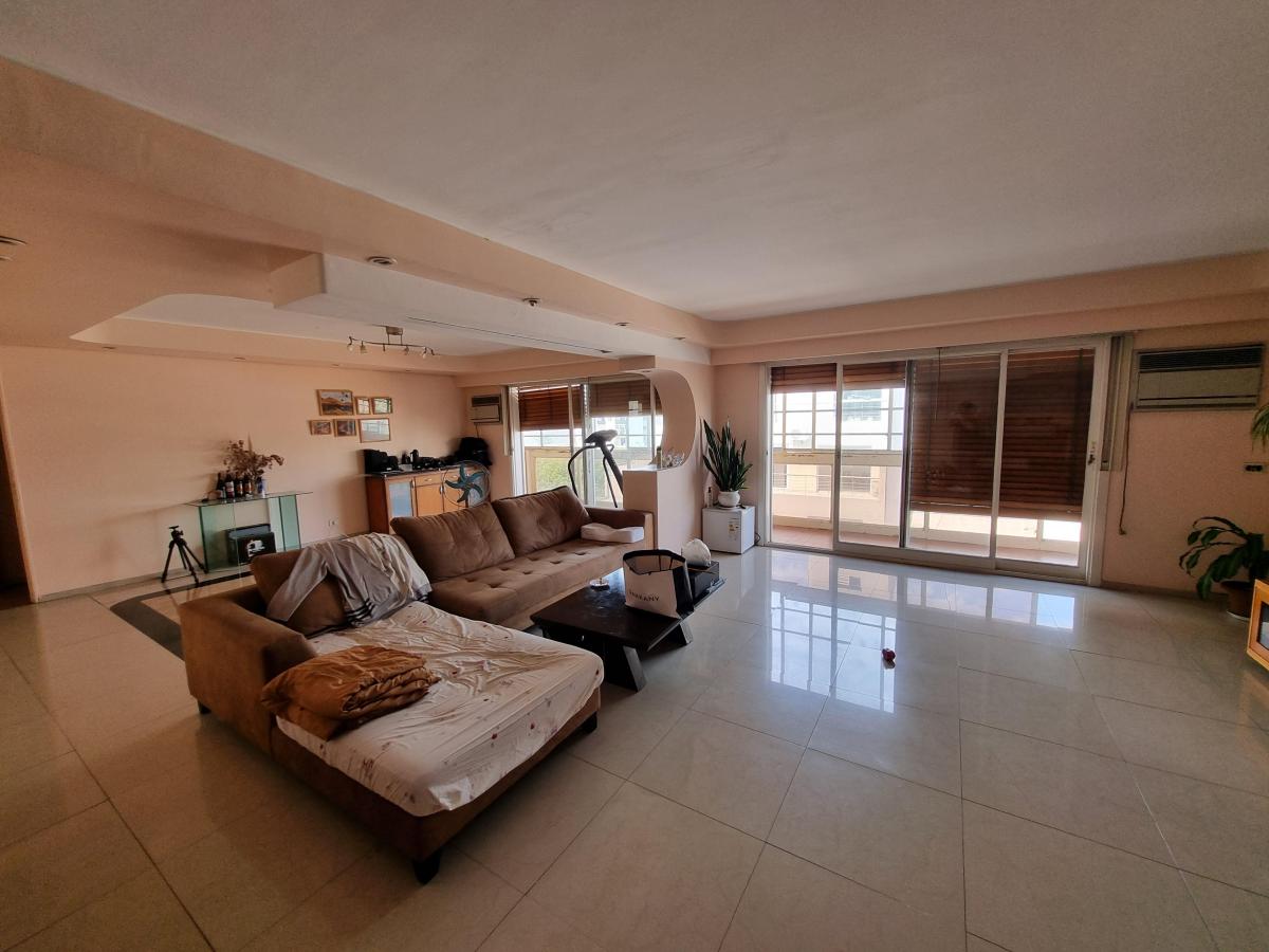 Vende Amplio y Hermoso Departamento Flores 3