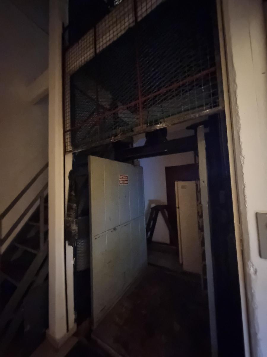Vende amplio Deposito / Galpon con Vivienda