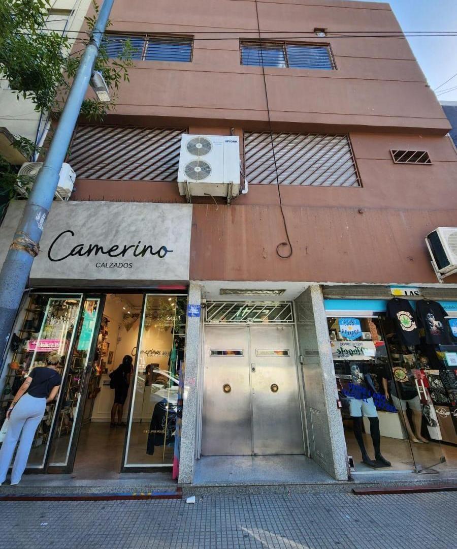 Foto de Vende Deposito / Local Sobre Foco Comercial Flores, imagen 1