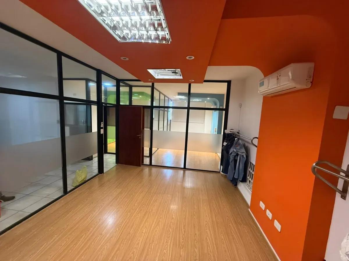 Foto de Se Alquila Oficina Comercial En La Zona De Flores, imagen 4
