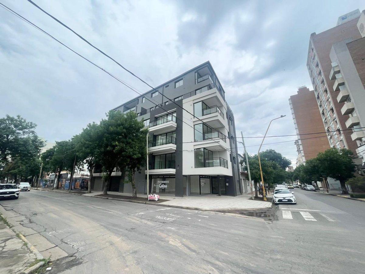 DEPARTAMENTO EN ALQUILER C/COCHERA Y AMPLIO BALCÓN