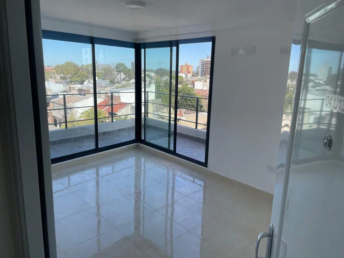 DEPARTAMENTO EN ALQUILER C/COCHERA Y AMPLIO BALCÓN 3