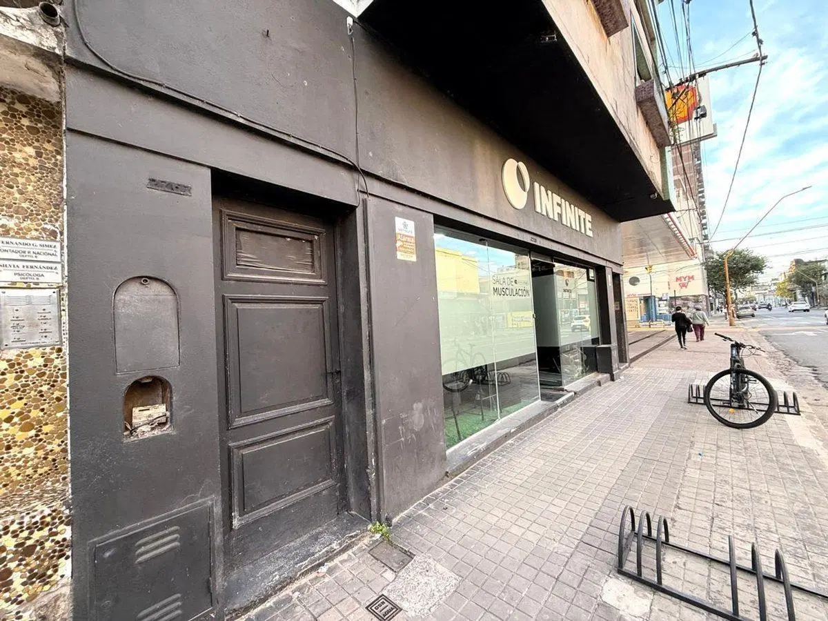VENTA GRAN LOCAL COMERCIAL CENTRICO SOBRE AVENIDA 5