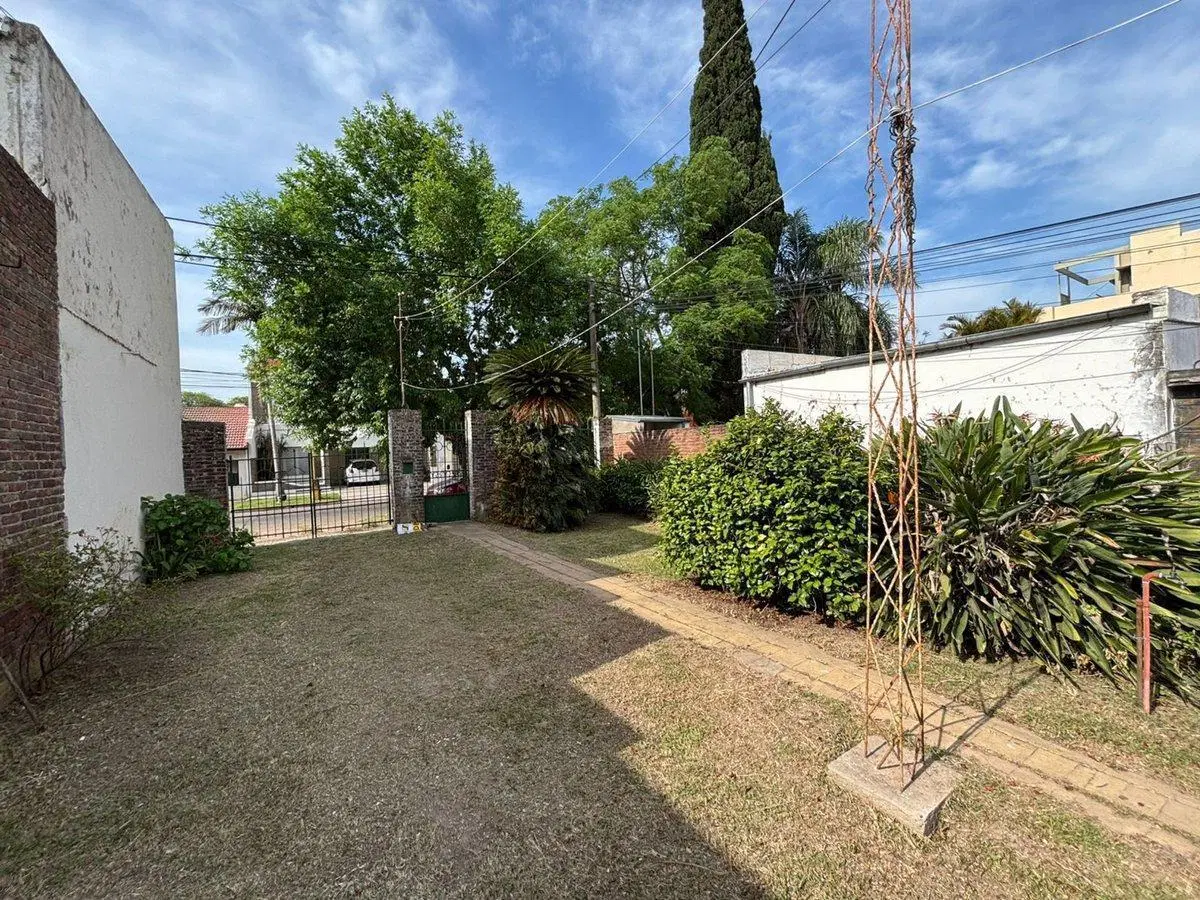 TERRENO CON CASA A DEMOLER EN GUADALUPE ESTE 457m2 2