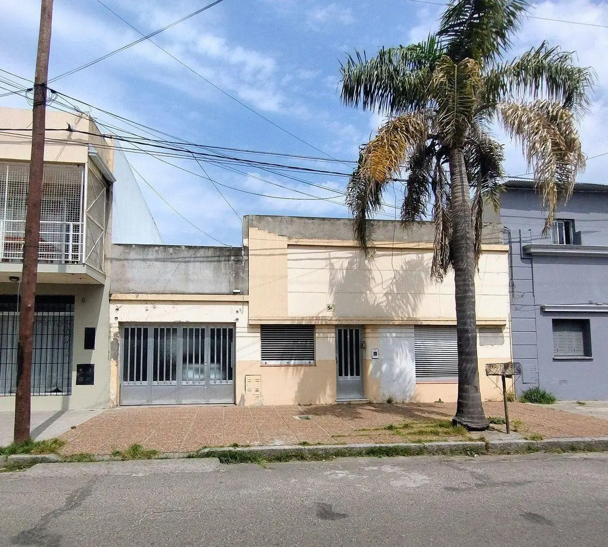 VENTA DE CASA DE 3 DORMITORIOS CON COCH. EN B° SUR 2