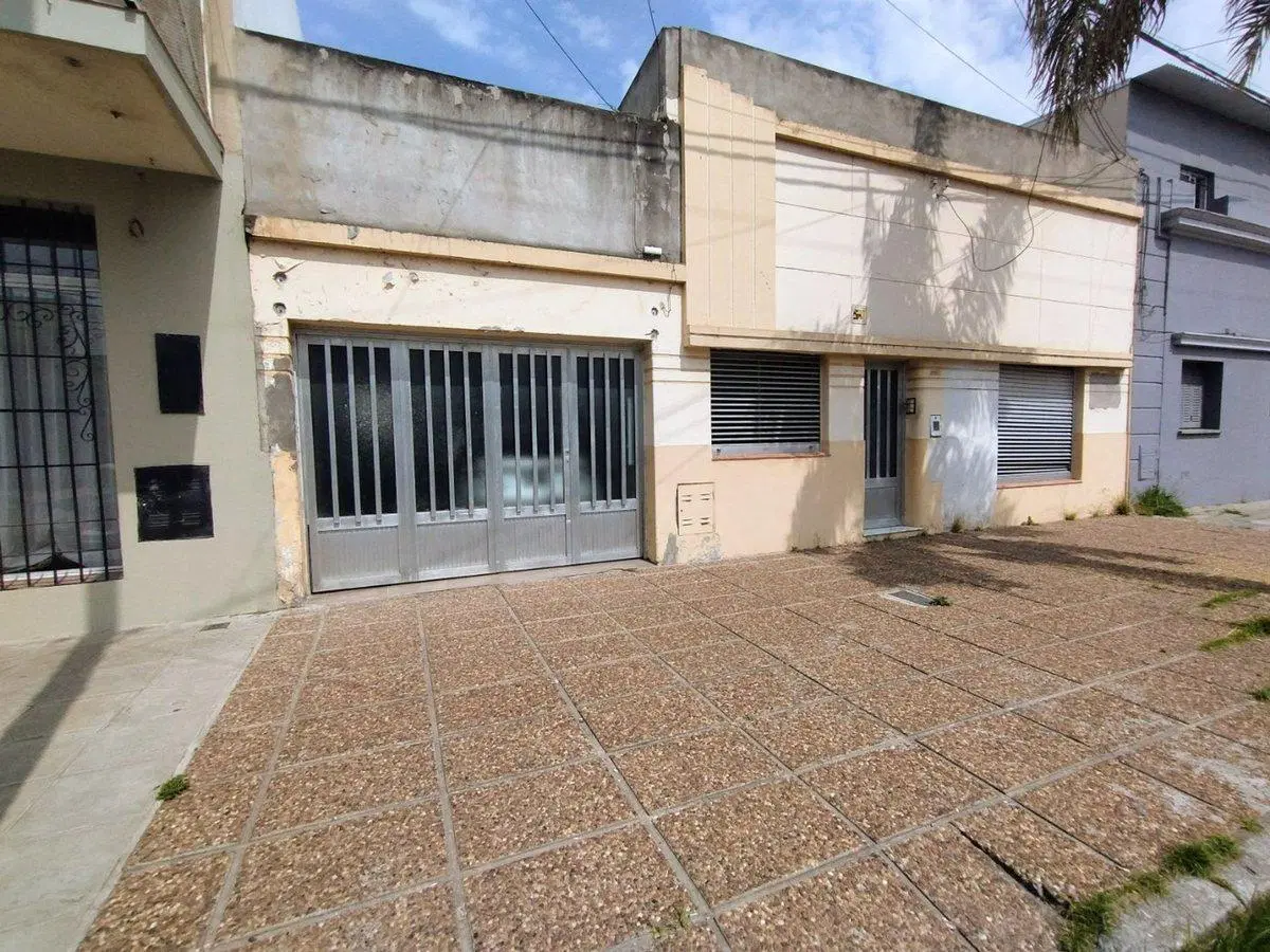 VENTA DE CASA DE 3 DORMITORIOS CON COCH. EN B° SUR 4