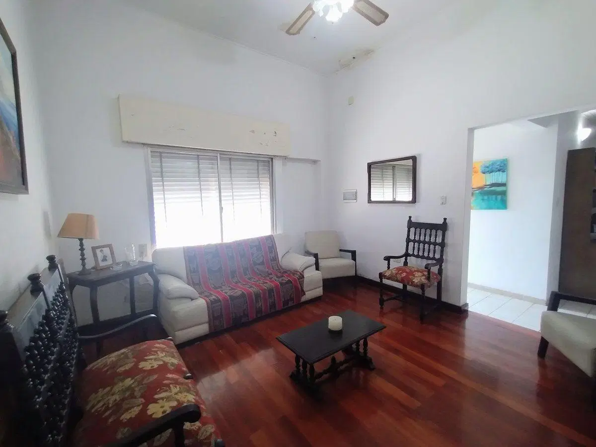 VENTA DE CASA DE 3 DORMITORIOS CON COCH. EN B° SUR 5