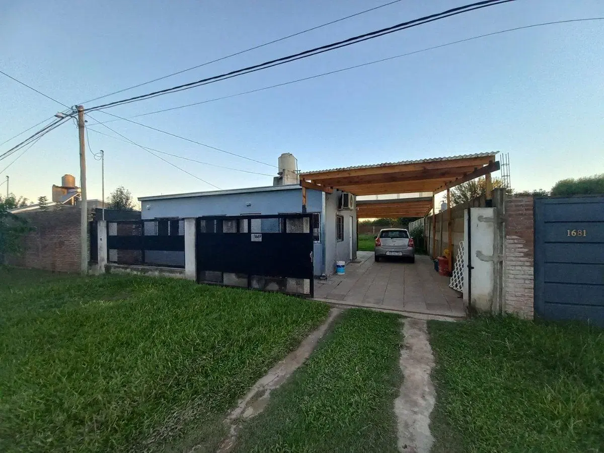 VENTA CASA CON COCHERA Y PILETA - RECREO- 5
