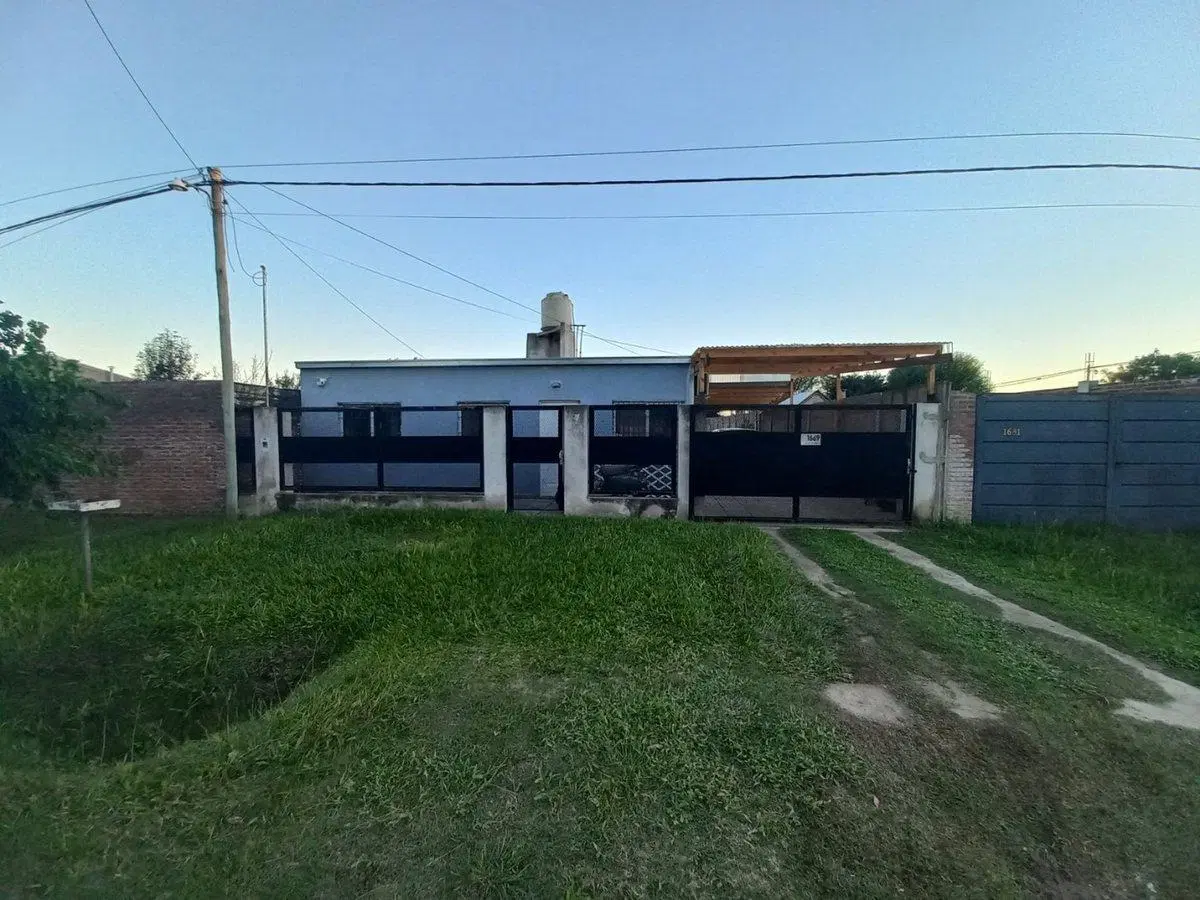 VENTA CASA CON COCHERA Y PILETA - RECREO- 2