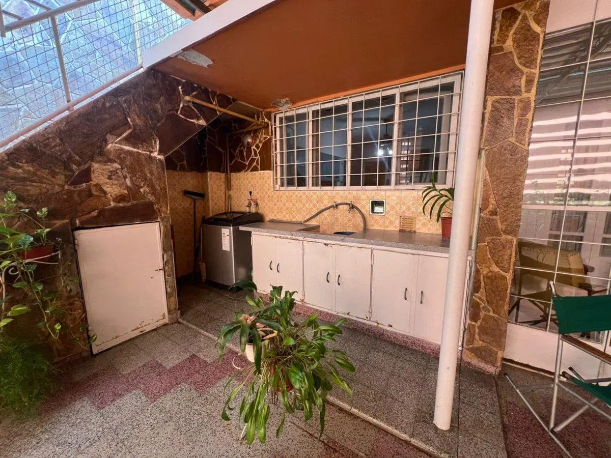 Venta | Casa 4 dormitorios y patio en Barrio Roma 5