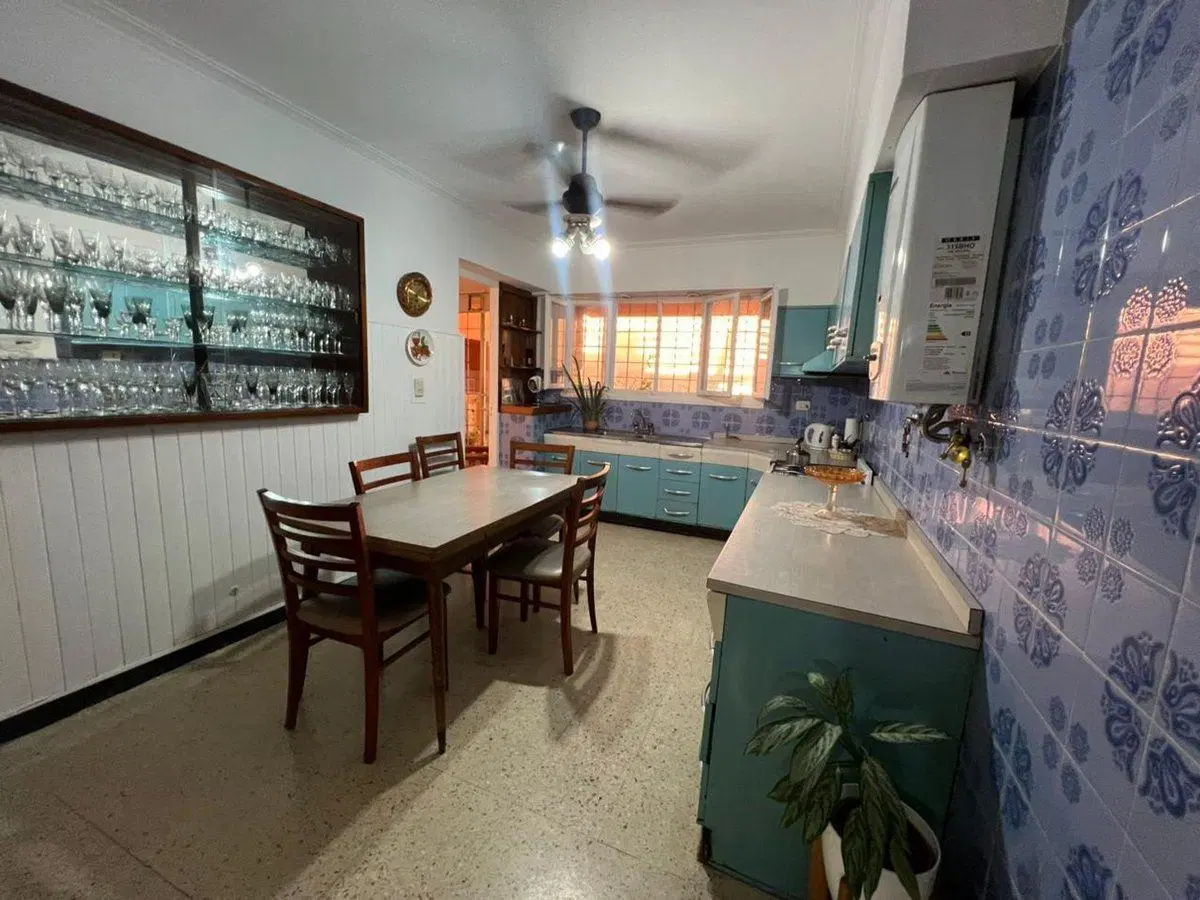 Venta | Casa 4 dormitorios y patio en Barrio Roma 3