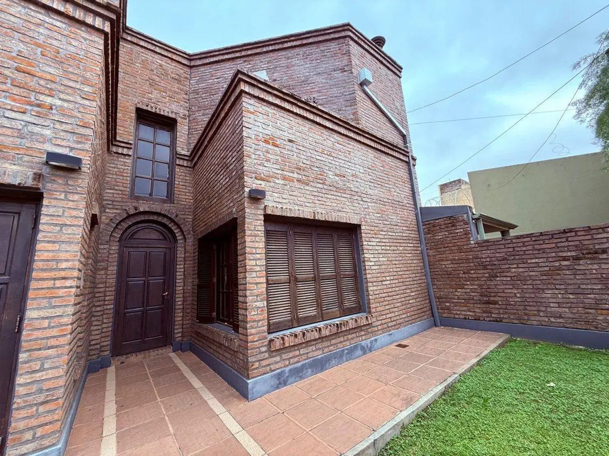 HERMOSA CASA A LA VENTA - S. TOME-3 DORM Y PISCINA 2