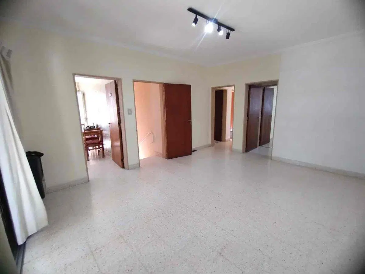 ALQUILA IMPECABLE PLANTA ALTA 4 DORM. - B° SUR 3