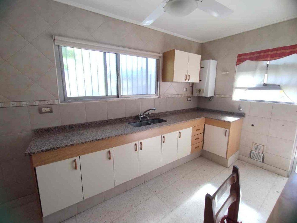 ALQUILA IMPECABLE PLANTA ALTA 4 DORM. - B° SUR