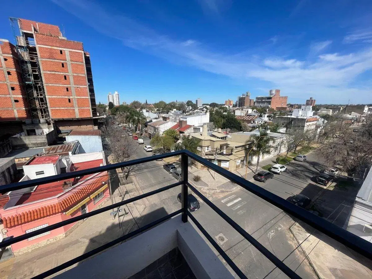 DEPARTAMENTO EN ALQUILER C/COCHERA Y AMPLIO BALCÓN 4
